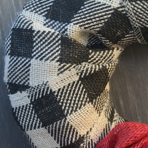 Handmade Heart-shaped Valentine's Day Wreath with black and white buffalo plaid - Picture 4 of 14